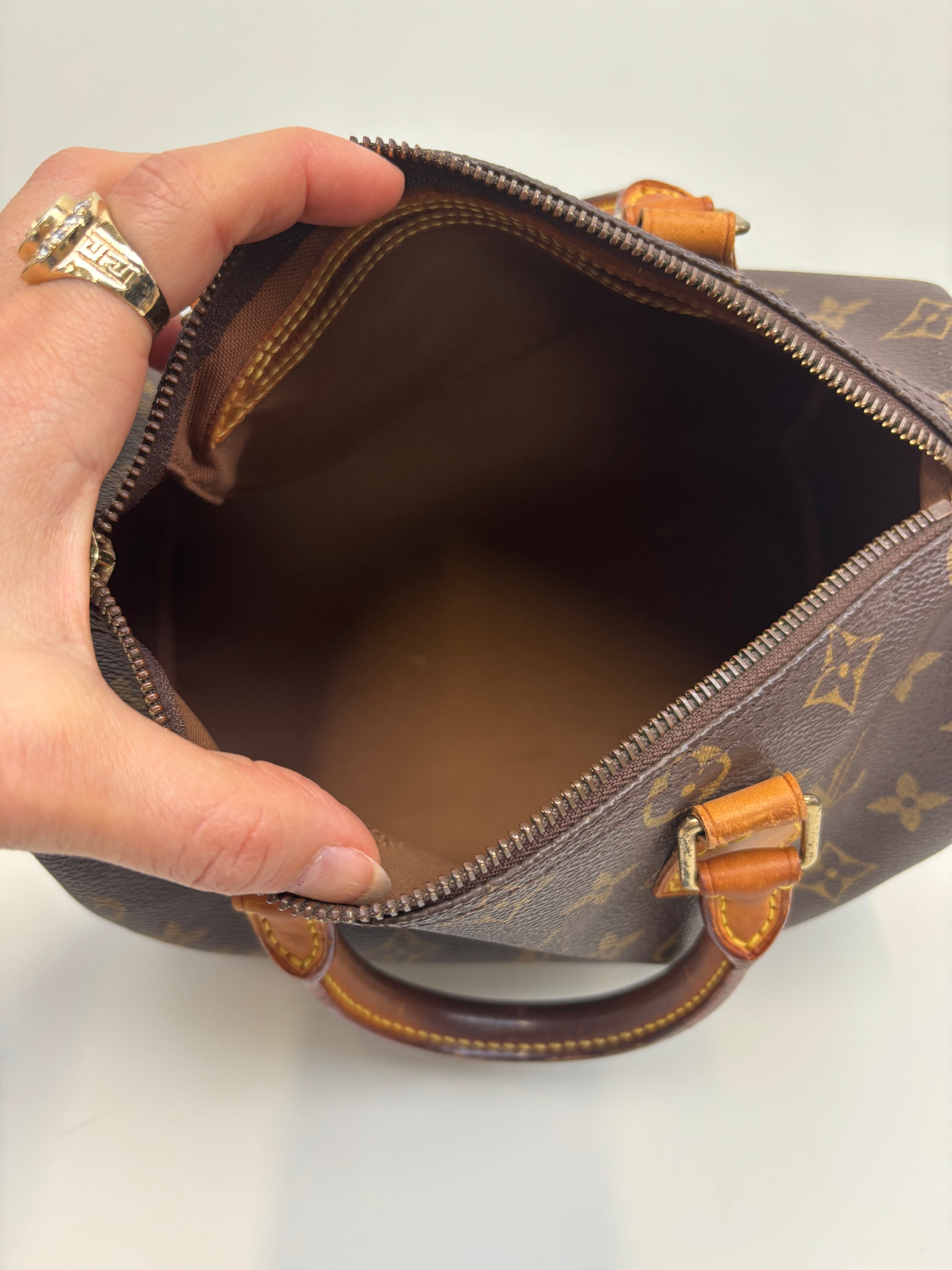 Louis Vuitton Speedy 25 Monogram 2001 Made in France Timeless Vintage Classic